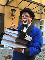 Clown Tonito überbrachte Ordner mit den Unterscriften von mehr als 50.000 Unterstützern der Petition allein aus Bayern (©Foto:Martin Schmitz)